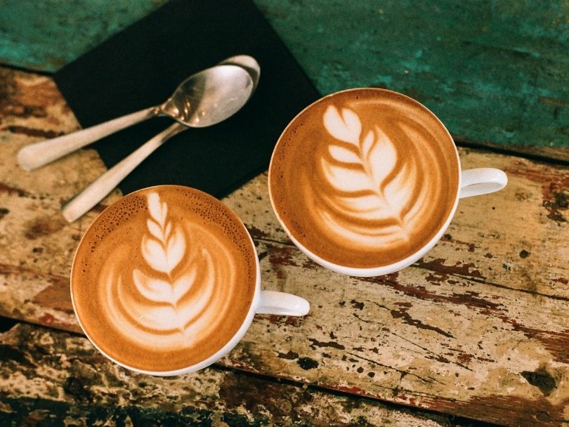 A cup of caffe latte and one of caffe mocha - identical to the eye