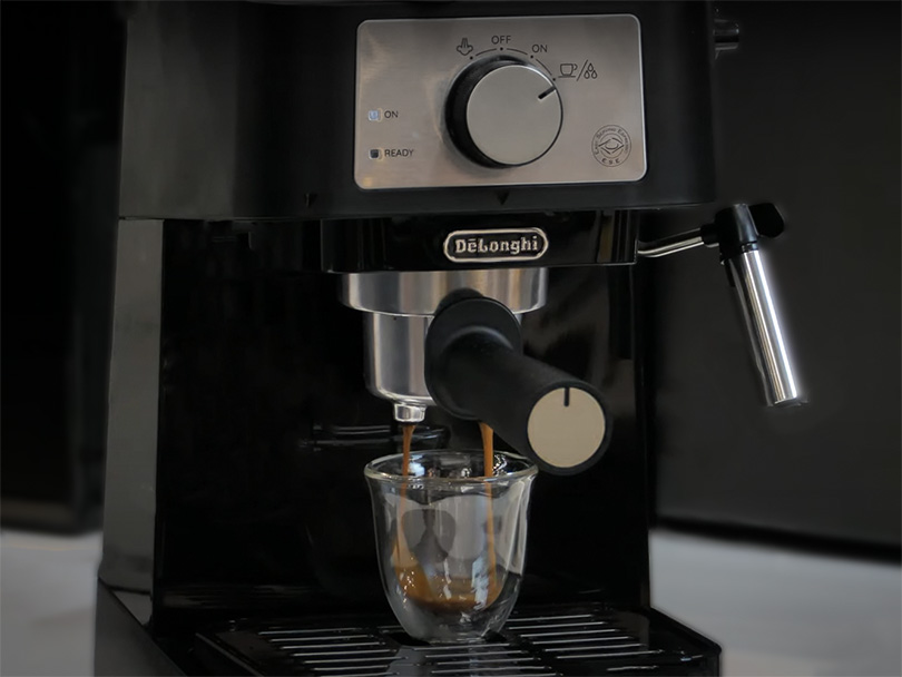 DeLonghi Stilosa making an espresso