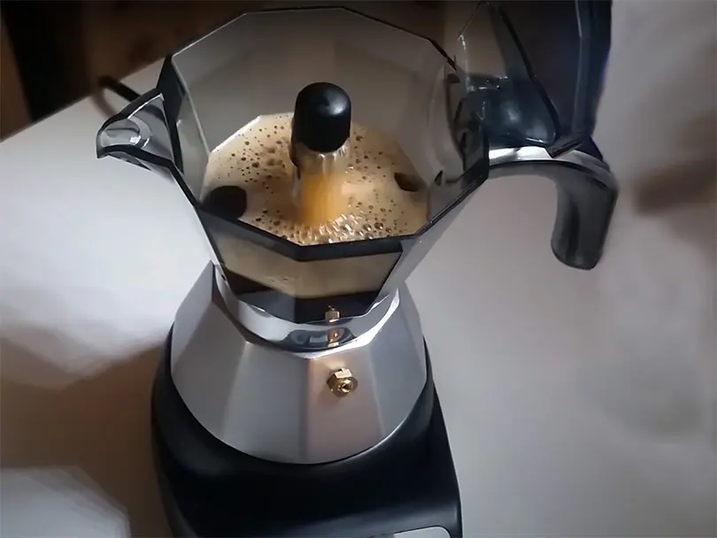 Top down view of the DeLonghi EMK6 (DeLonghi Alicia) making coffee)