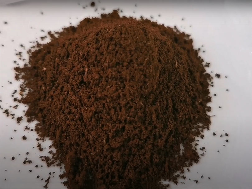 Finely ground coffee from the Kalita Retro One manual coffee grinder