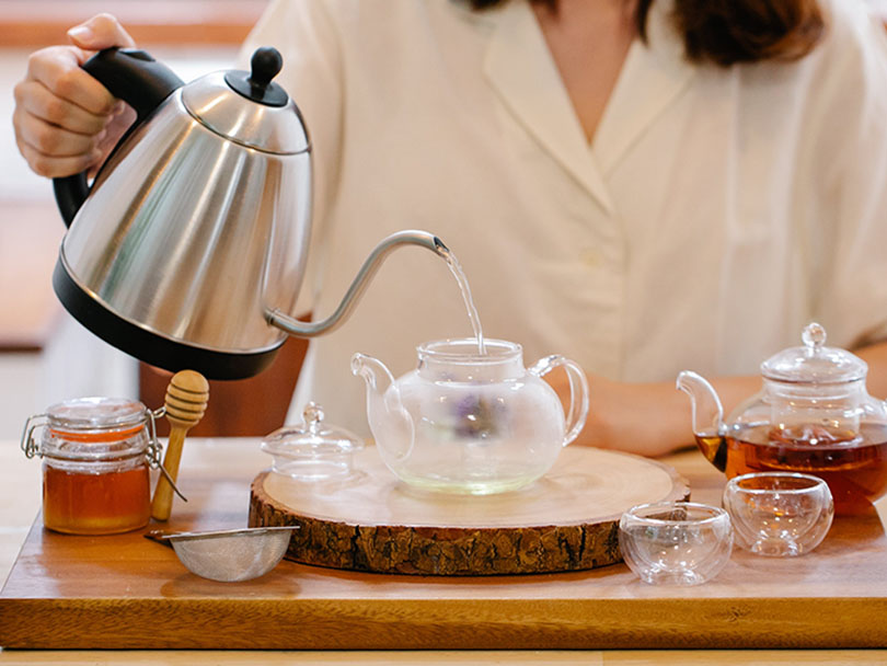Making loose leaf tea with a gooseneck kettle