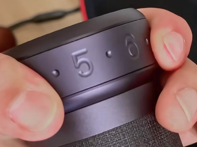 Hand holding the grind adjusment dial of the 1Zpresso K Ultra