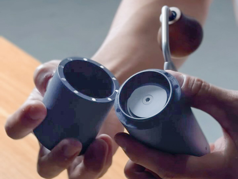 Holding the magnetic catch cup separate from the 1Zpresso X Ultra body