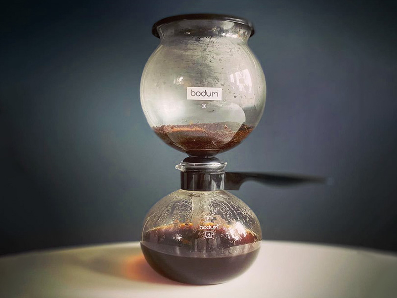 Bodum Pebo on table with freshly brewed siphon coffee in the bottom chamber