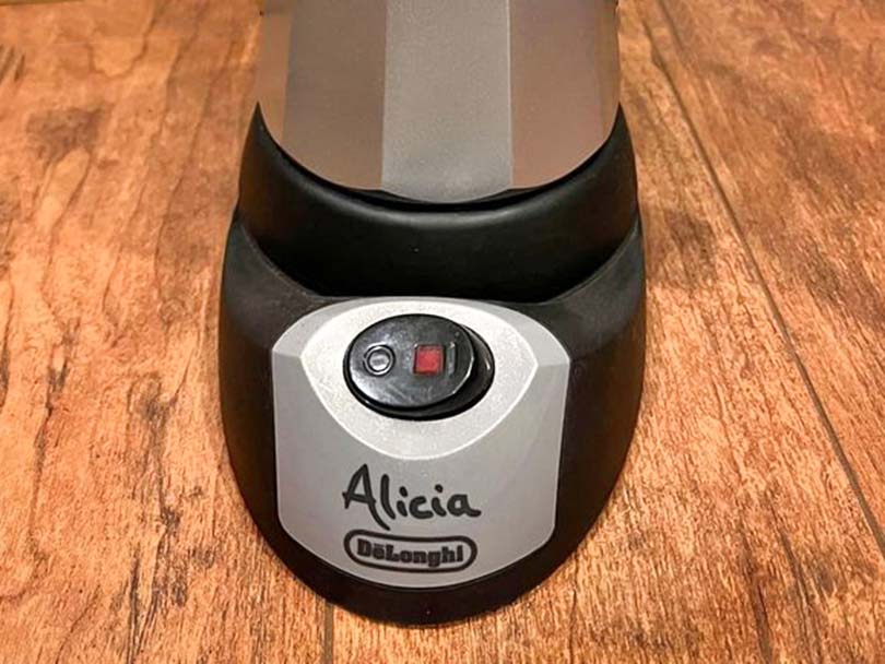 The DeLonghi EMK6 (Alicia) has just one button
