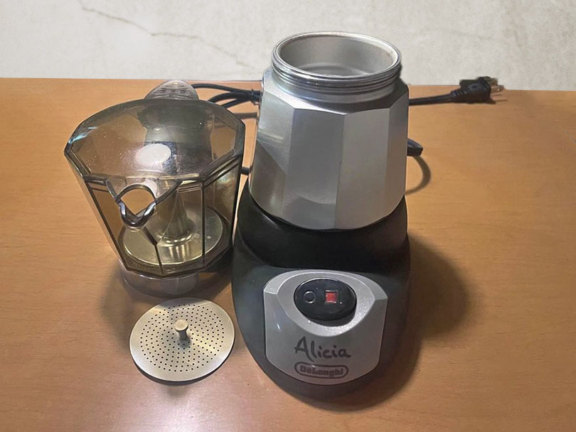 Adapter filter laid out in front of DeLonghi Alicia (EMK6)