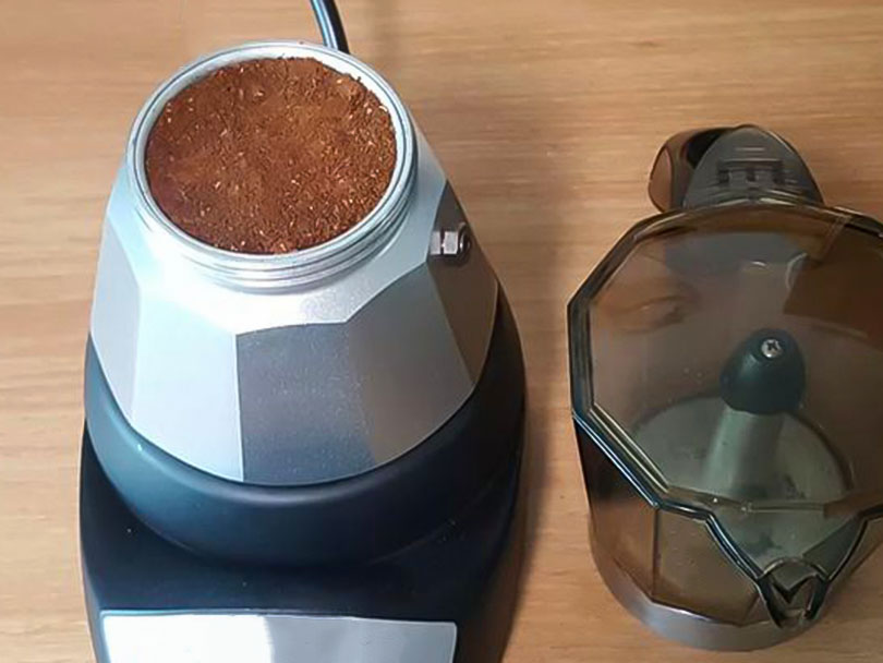 Ground coffee in the DeLonghi EMK6's filter basket