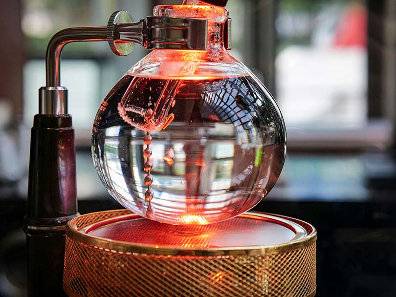 Using a halogen beam heater to heat water for siphon coffee