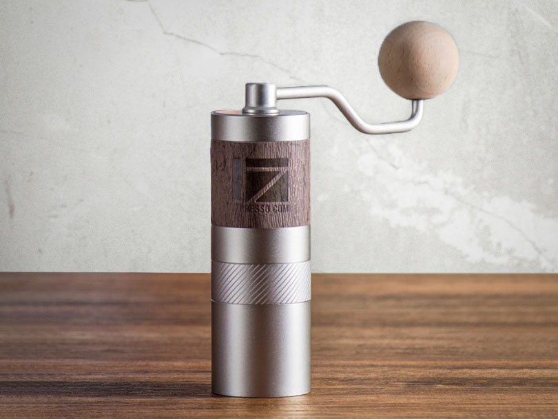 1Zpresso Q2 compact grinder standing on wooden table