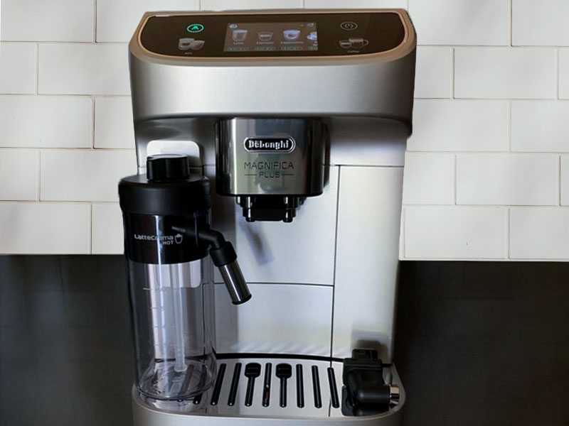 Front view of the Delonghi Magnifica Plus espresso machine