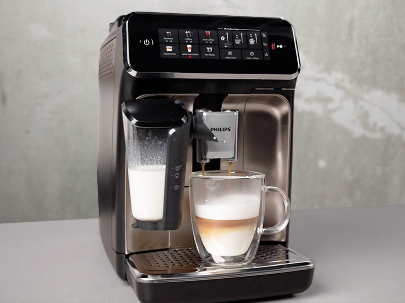 Philips 3300 mid-way through making a latte macchiato