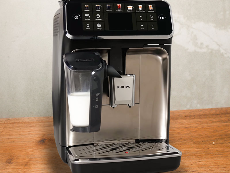 Philips 4400 turned slightly to the camera, milk carafe is full and machine turned off