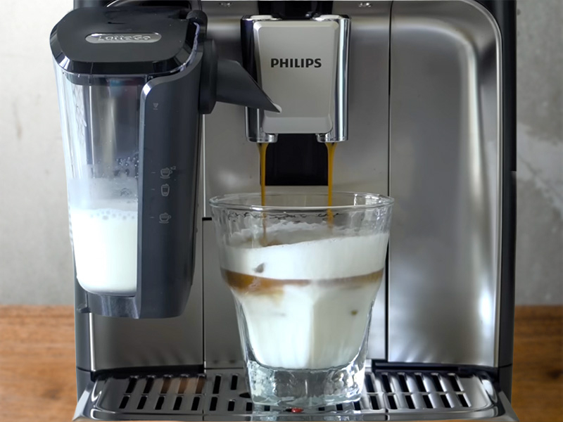 Philips 5500 in the middle of making an iced latte