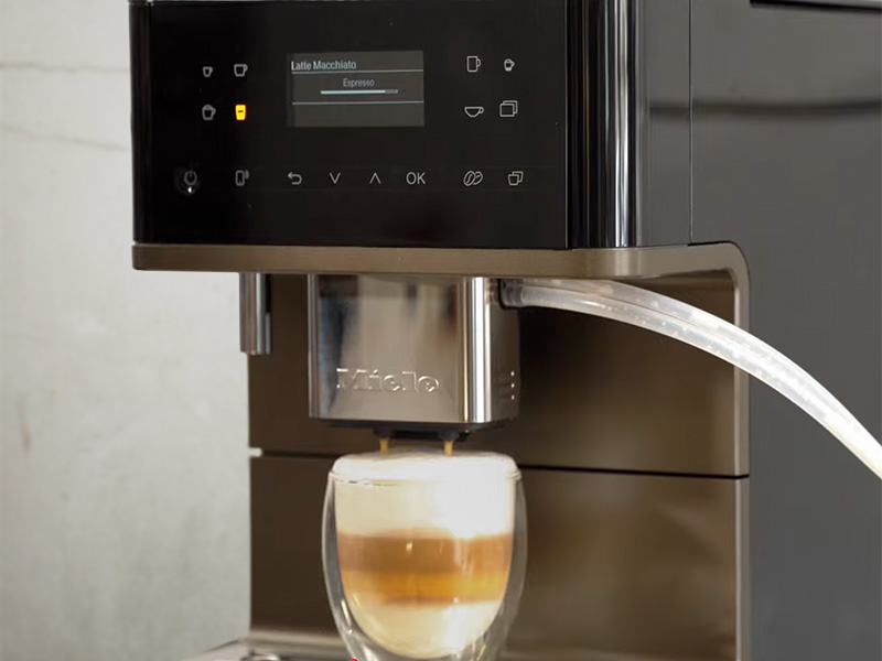 The Miele CM 6360 making a latte macchiato
